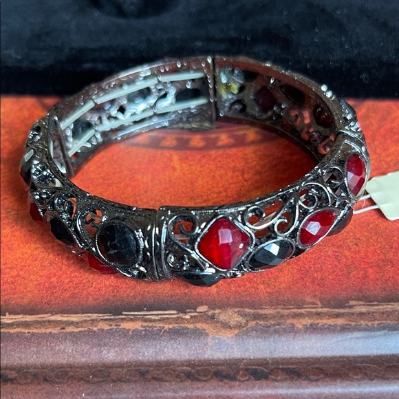 1928 Red and Black Filigree Bracelet - Picture 1 of 9